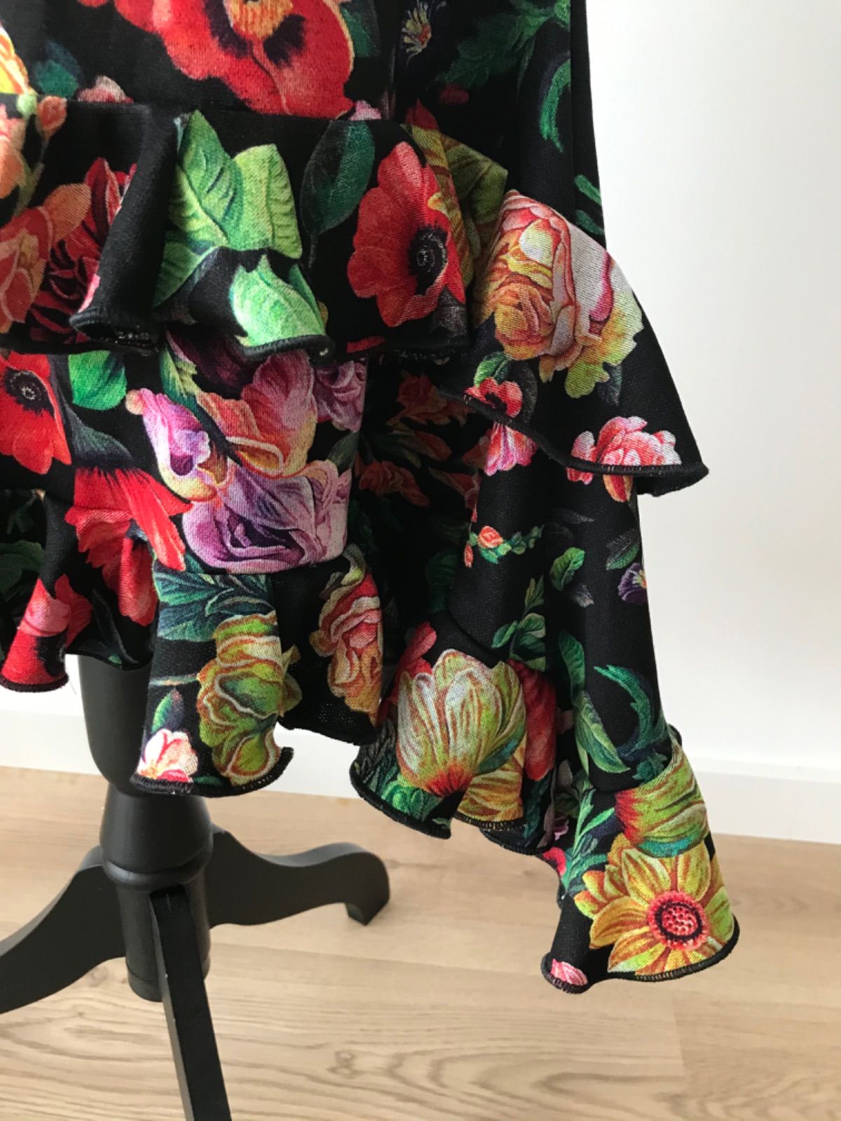 フラメンコ ショート丈 練習ファルダ ベージュxマルチカラー花柄 2段ボランテ フラメンコ ショート丈練習ファルダ 2段ボランテ マルチカラー花柄