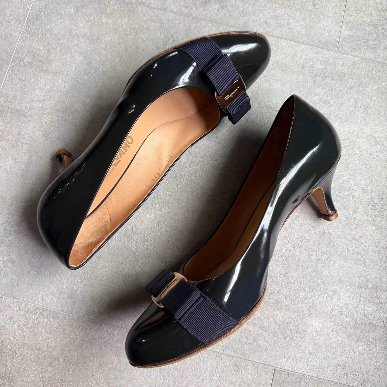 SalvatoreFerragamo サルヴァトーレフェラガモ ヴァラリボン パテントレザーパンプス ダークグレーネイビー 8D 25cm 大きいサイズ NICORILABO_COM
