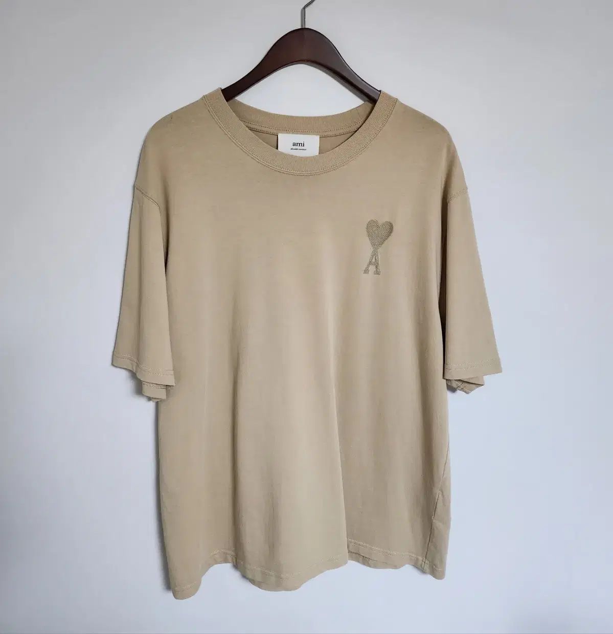 ami ベージュ Tシャツ 赤いハート刺繍 完全正規品 AMI Paris アミパリス ハート刺繍 Tシャツ - メルカリ