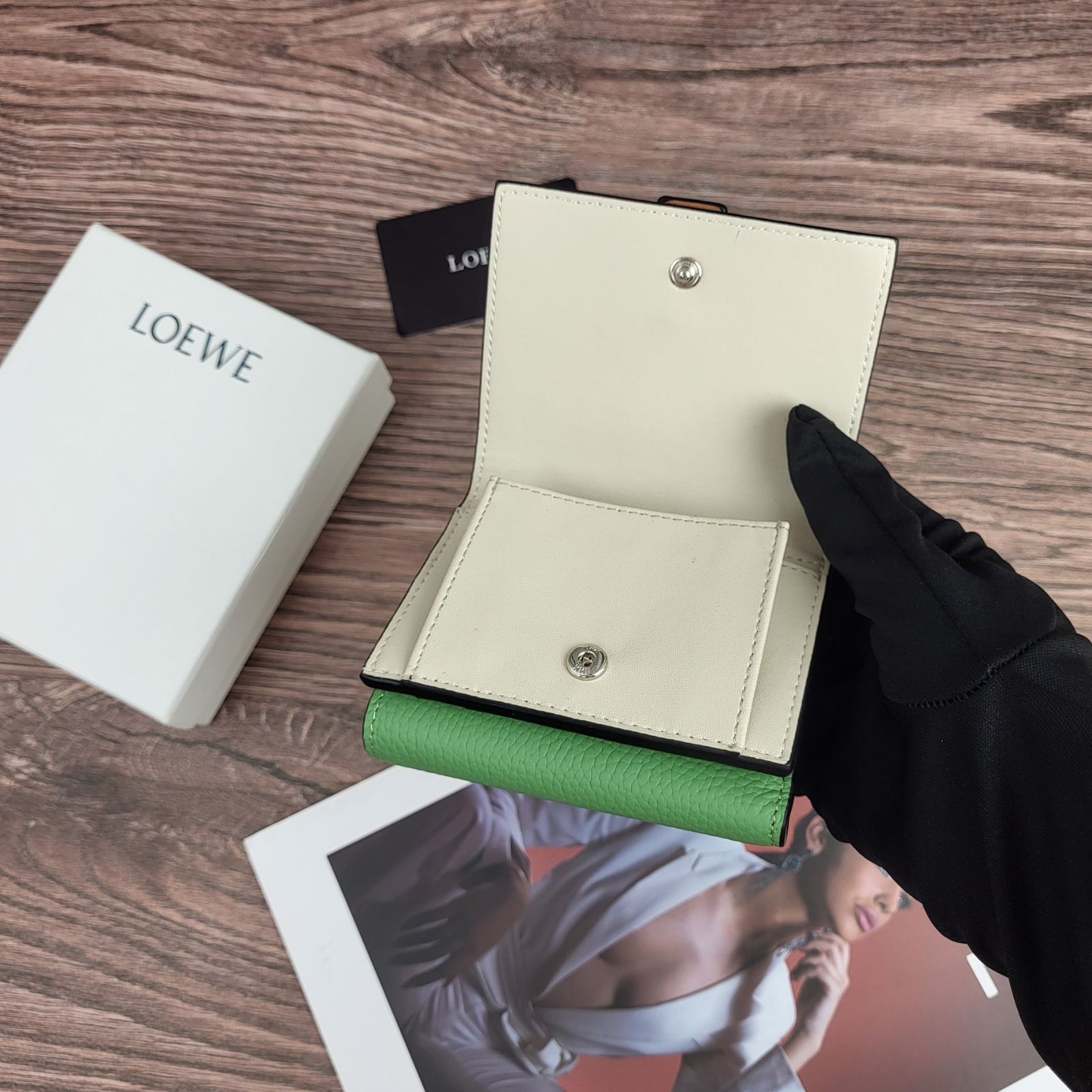 美品　ロエベ三つ折り財布　グリーン LOEWE（ロエベ） 三つ折り財布 レザー グリーン : ブランドバリュー