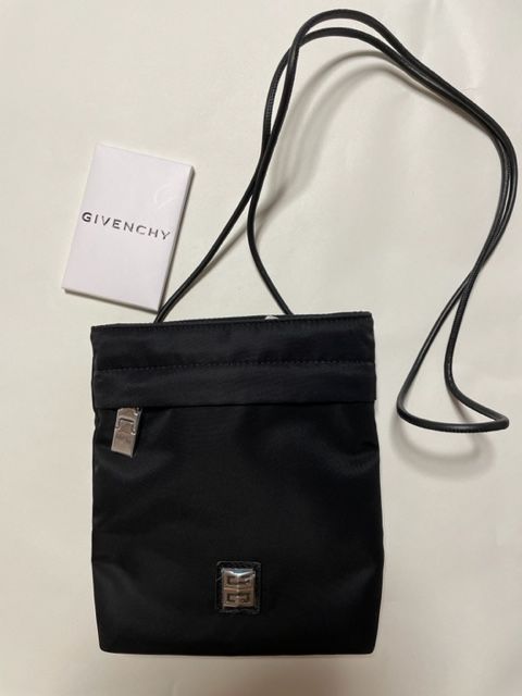 新品【GIVENCHY】ナイロン 4G ライト iPhone ポーチ - メルカリ