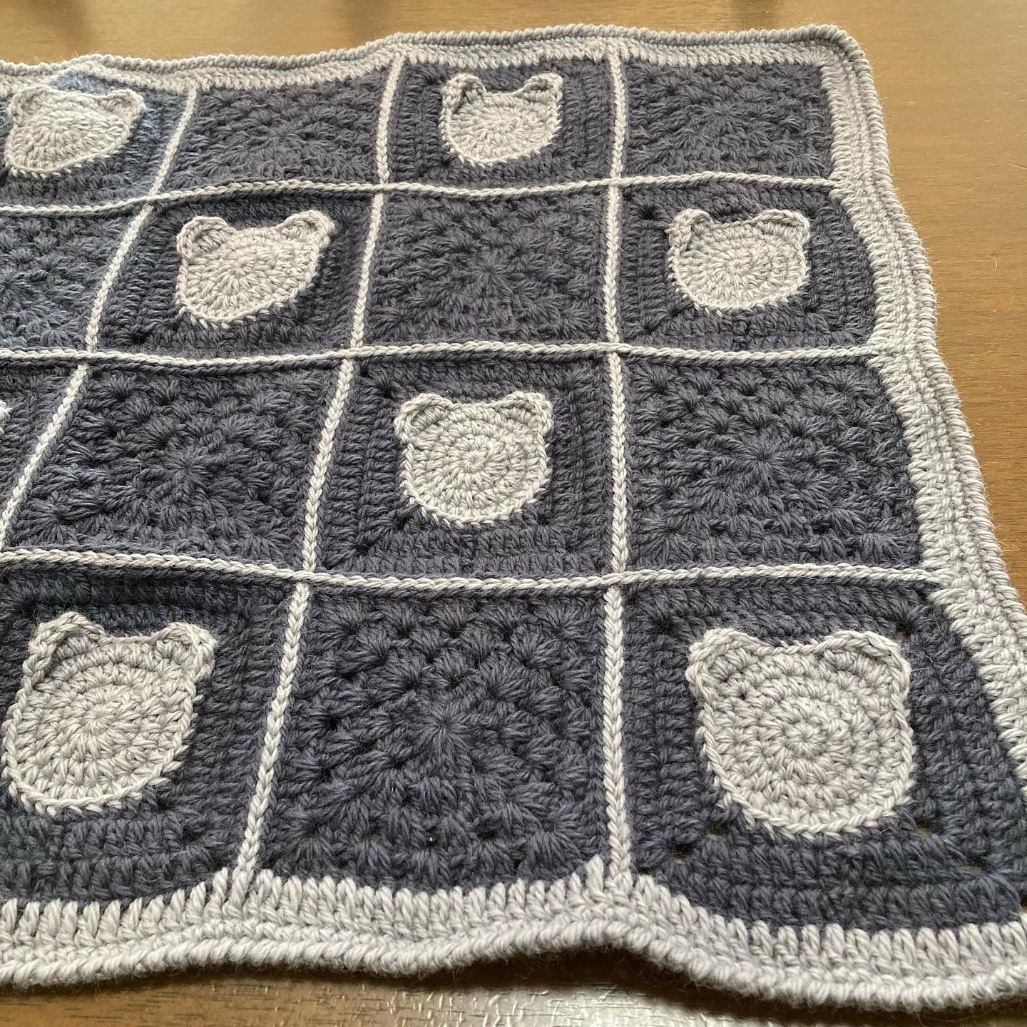 Bonpoint グレー 編み物ブランケット くまさんモチーフ ブランケット 膝掛け 編み物 かぎ編み グラニー