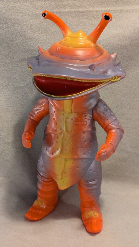 円谷コミュニケーションズ 怪獣郷 カネゴン 橙成型 高品質 黄、銀塗装