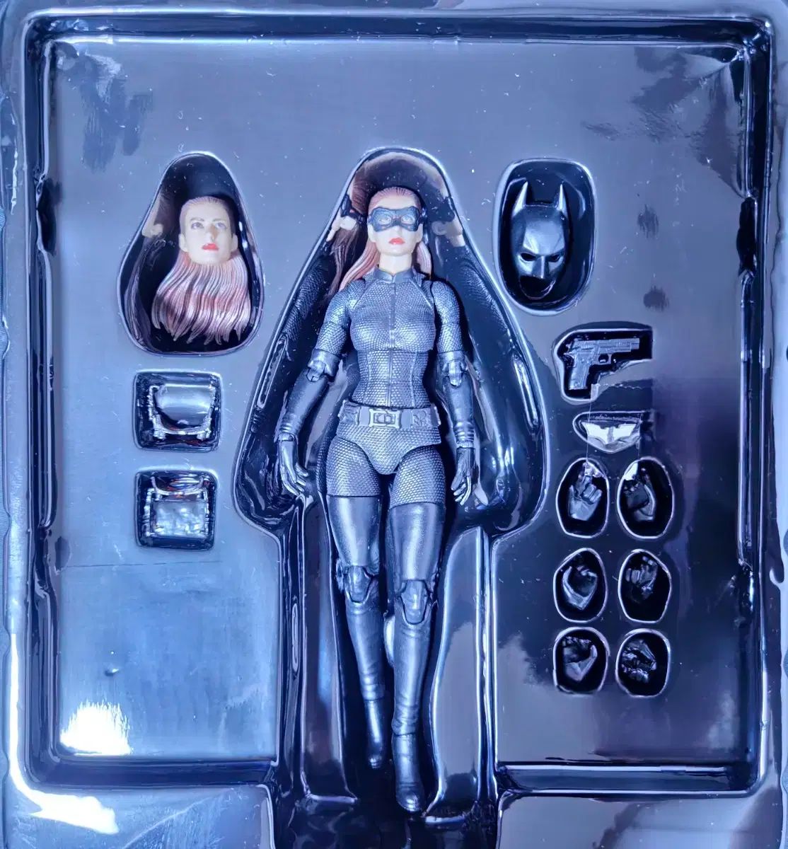 mafex セリーナ•カイル【キャットウーン】中古(破損品) Mafex ／ MAFEX キャットウーマン セリーナ カイル + ベーン