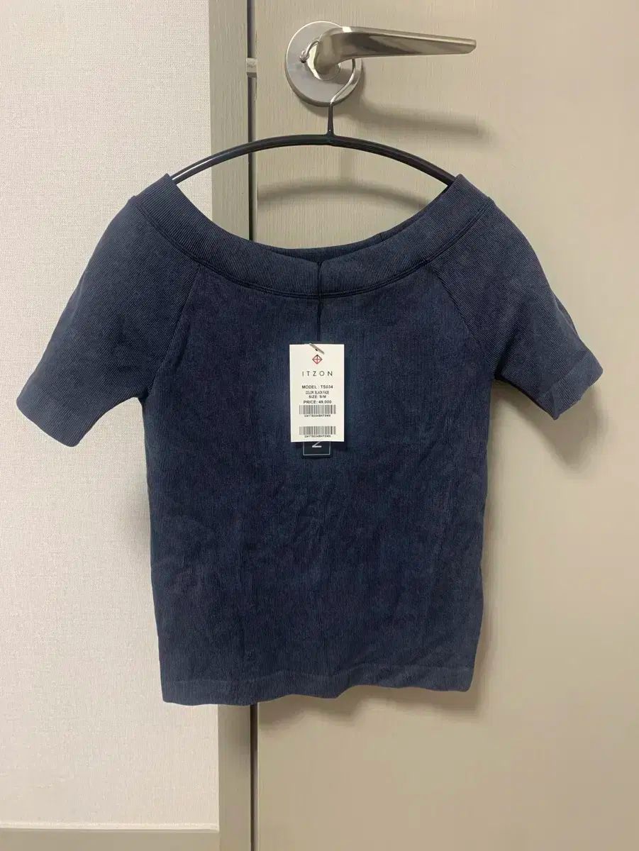 【雷市場（ポンジャン）商品韓国直送】 ITゾーンアパレル ボートネック オフショルダー Tシャツ