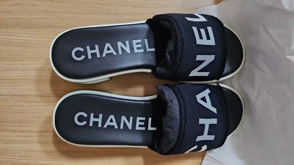 CHANEL(シャネル) ロゴ 黒 白 ミュール 36 5 - メルカリ