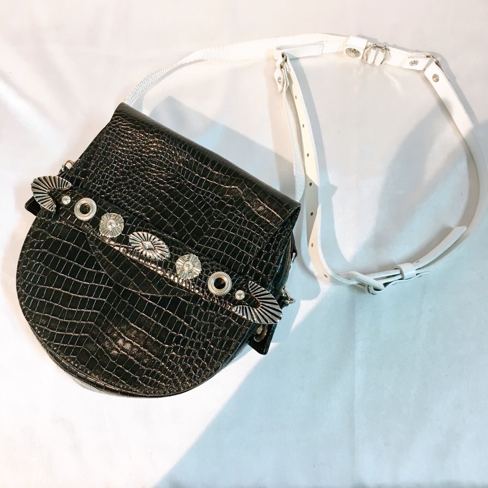 美品】 TOGA PULLA ショルダーバッグ メタル コンチョ クロコ型押し 黒