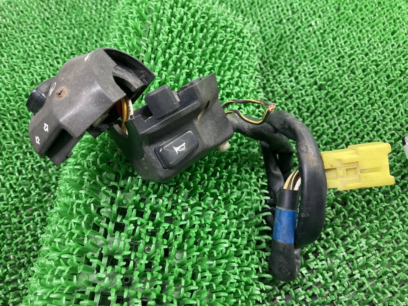 スズキ ハンドルスイッチ 左 374-18 純正 GSX-R750 - 中古 バイク