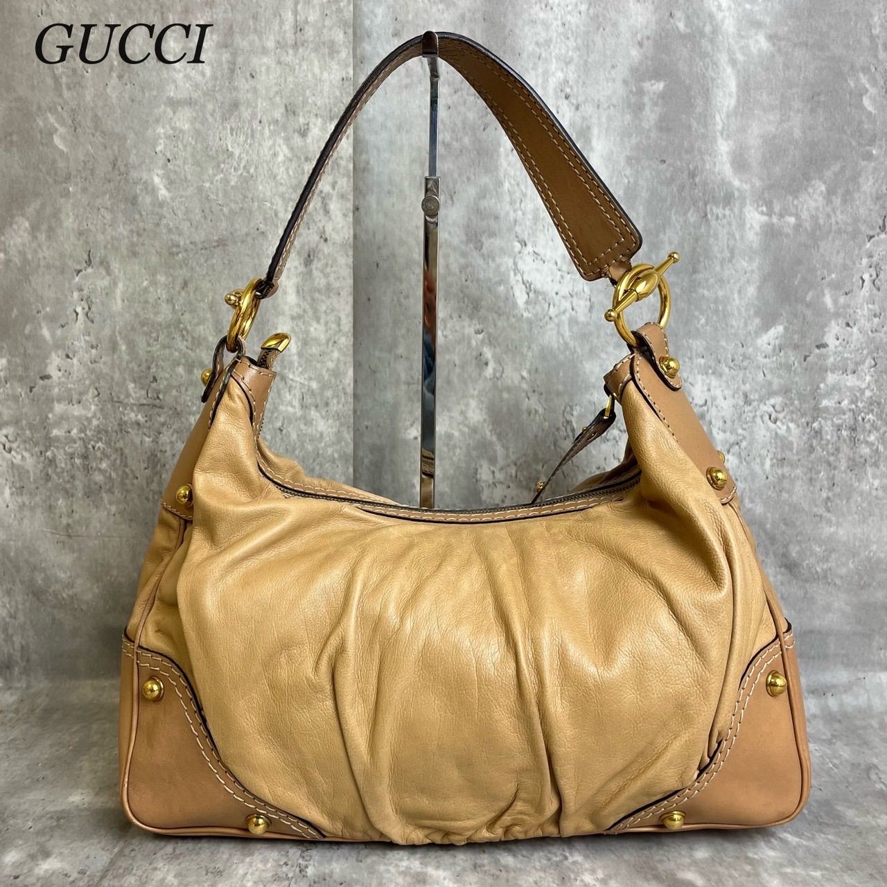 ✨良品✨ GUCCI グッチ ワンショルダーバッグ トートバッグ ゴールド金具 チャーム ロゴ型押し 総柄 シリアル レザー 肩掛け レディース  ベージュ 肌色 - メルカリ