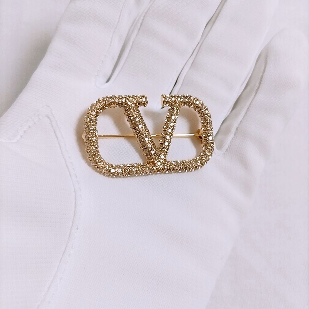 VALENTINO Vロゴ シグネチャー クリスタル メタル ブローチ 新品未使用】VALENTINO Vロゴ シグネチャー クリスタル メタル