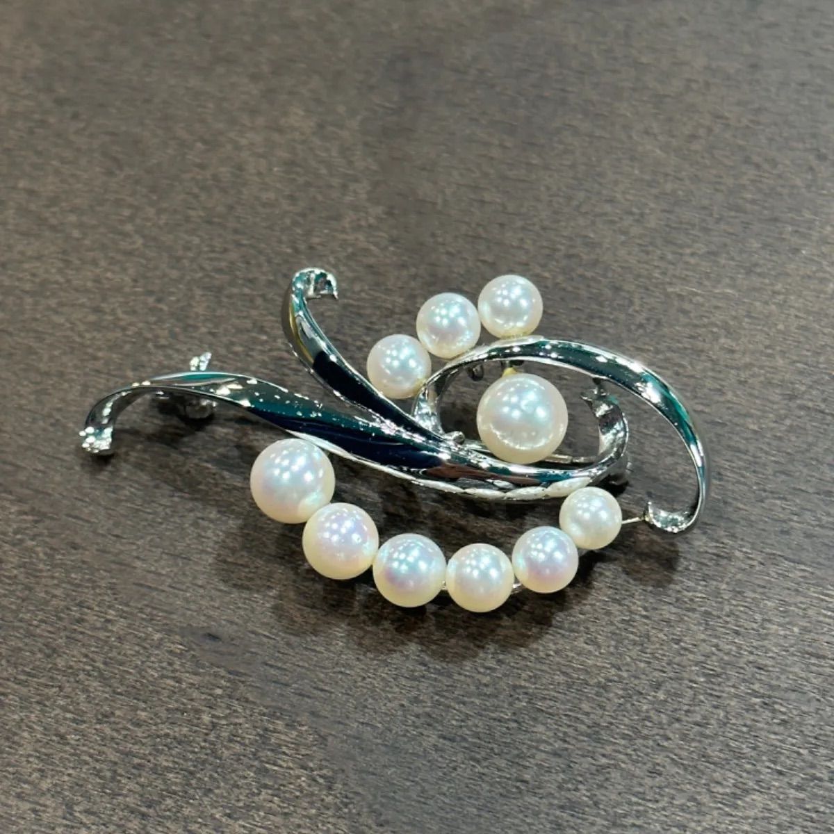 たっぷりと10珠使われています御木本　MIKIMOTO真珠　アコヤパールブローチ　silver ケース付き