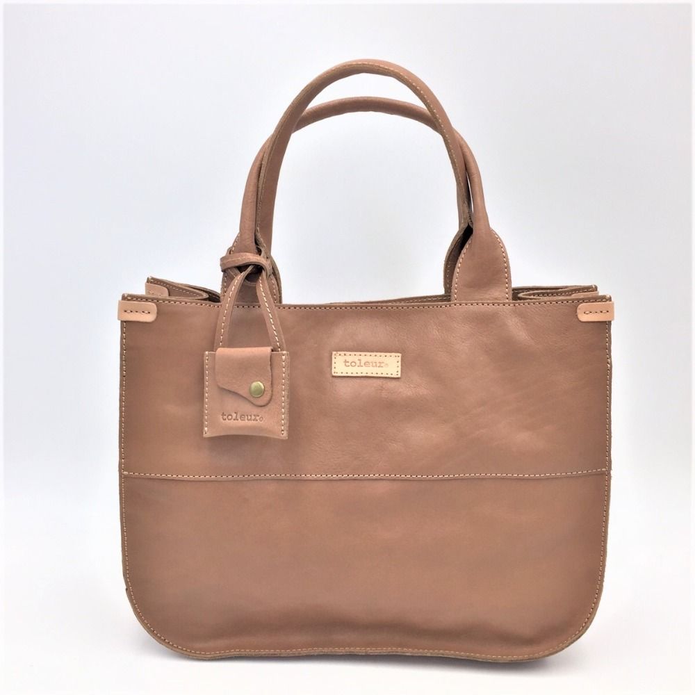 新品☆toleur/カウレザーフロントポッケトート キャメル トーラ toleur カウレザーフロントポケットトート （WI