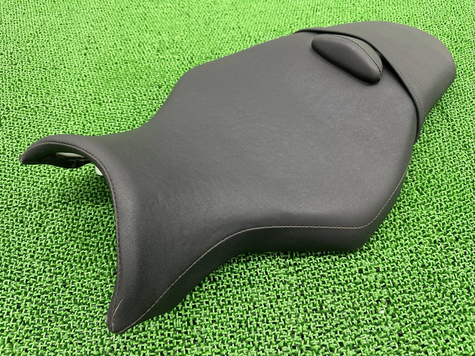 MT-10 シート B67 ヤマハ 純正 中古 バイク 部品 RN50J MT10 シートバンド付 修復素材に シートベース良好 車検 Genuine pK MT-10 シート B67 ヤマハ 純正 中古 バイク 部品 RN50J MT10 シート