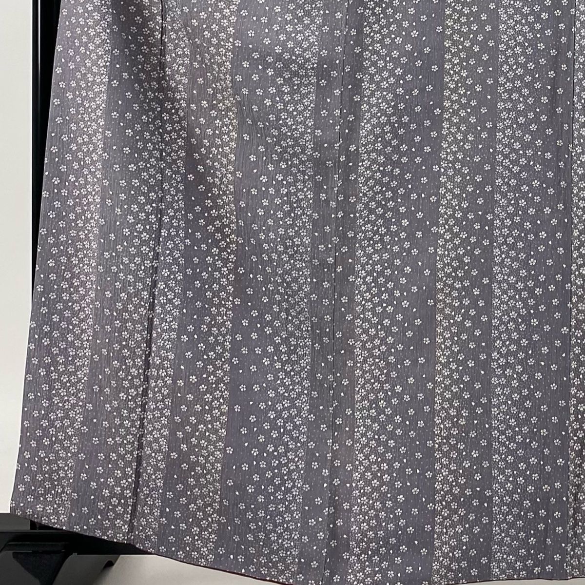 小紋 身丈162.5cm 裄丈64cm M 袷 桜 縦縞模様 灰紫 正絹 秀品 【中古
