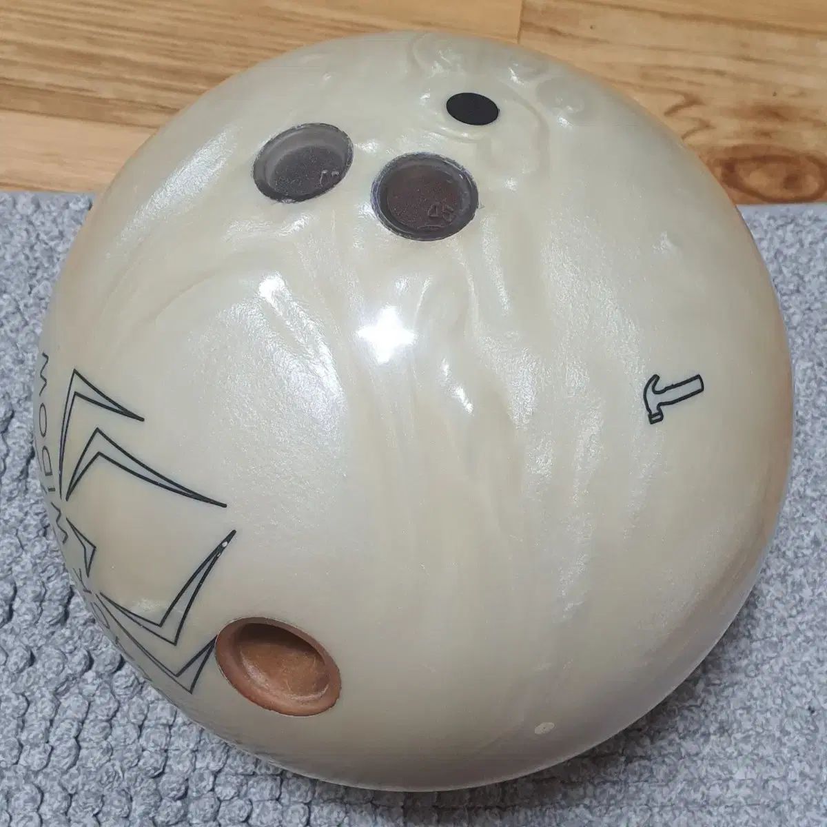 ブラックウィドー ゴーストパール 15ポンド 中古品 中古ボーリングボール HAMMER(ハンマー) black widow（ブラック
