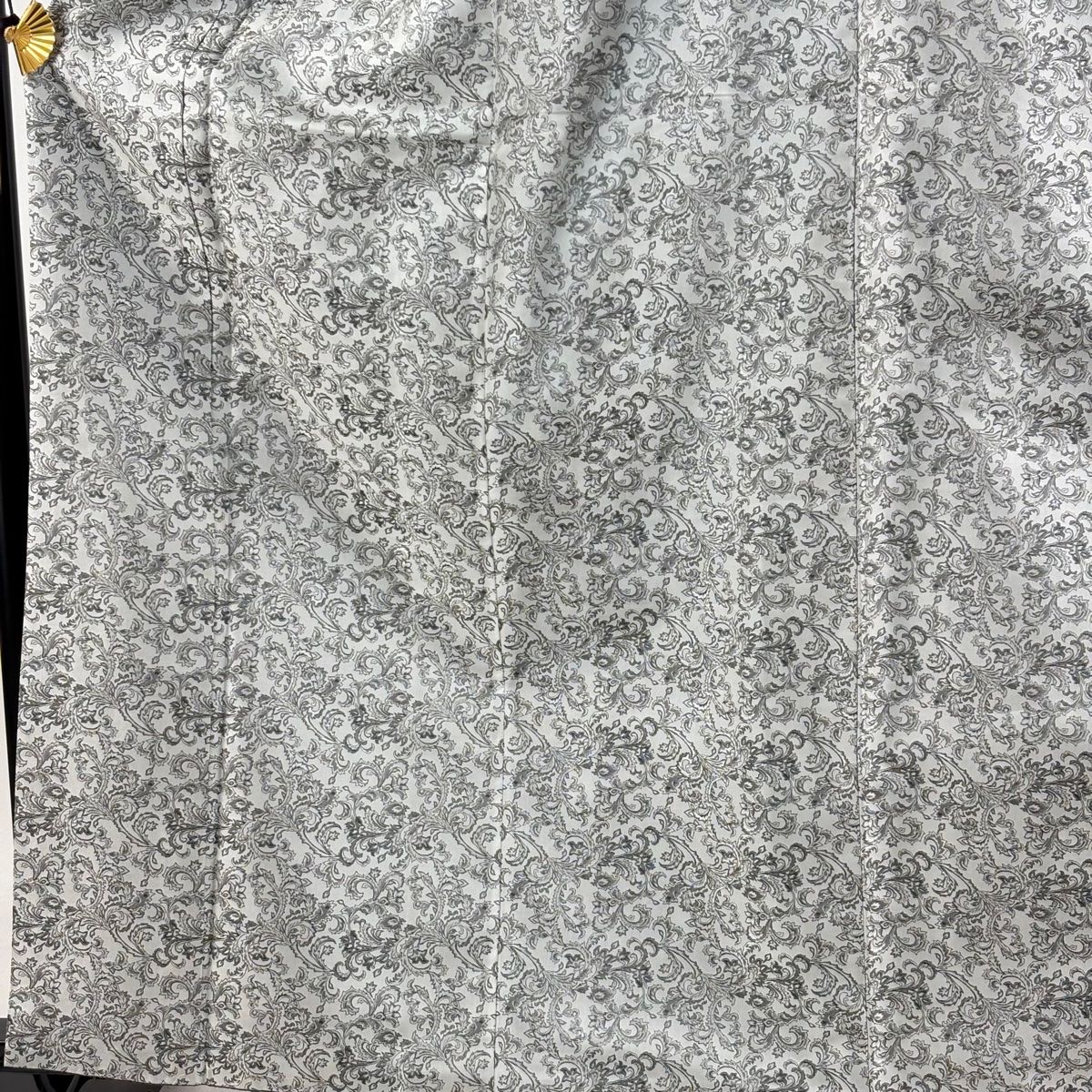 小紋　美品　落ち着いた濃いグレー　唐花　正絹　162cm ゆったりサイズ お召 身丈162cm 裄丈65.5cm M 袷 花唐草 灰色 正絹 逸品 【中古】