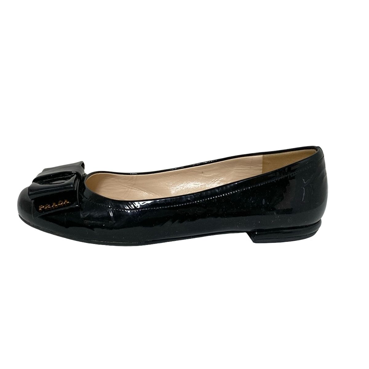 PRADA バレエシューズ リボン フラット ロゴ金具 エナメル 黒 36.5 PRADA(プラダ) フラットシューズ 38 1/2 レディース - 黒 リボン