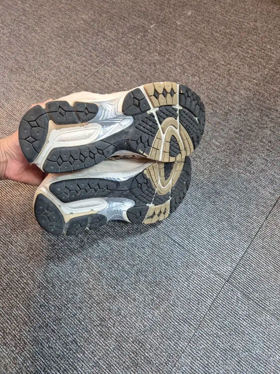 【値下げ！】 2026新品~New Balance(ニューバランス) 2002r ベージュ マジックテープ シニア