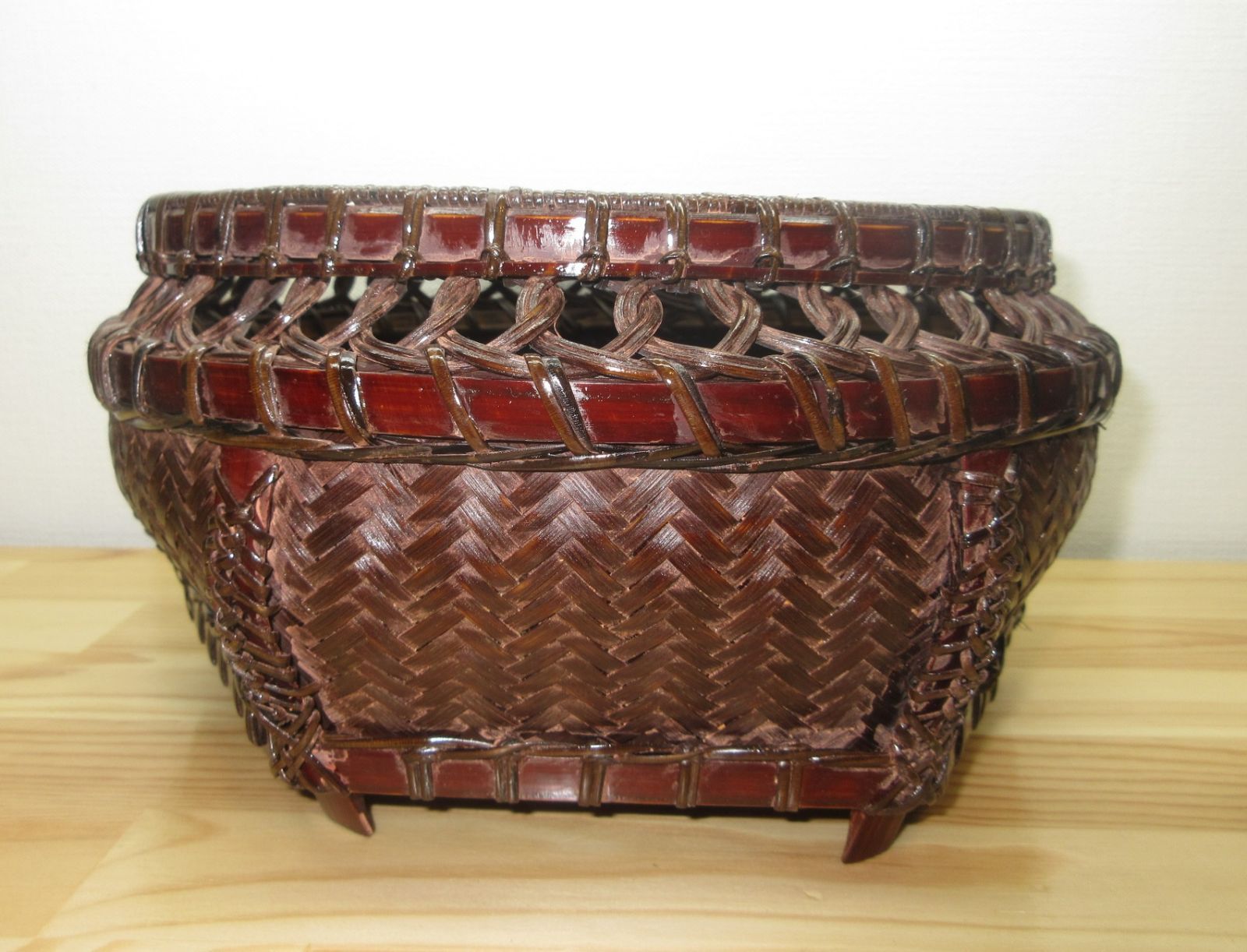 逢絢亭 茶道具 炭斗 唐物写 六角 輪違い紋 風炉用 木製 紙箱入り