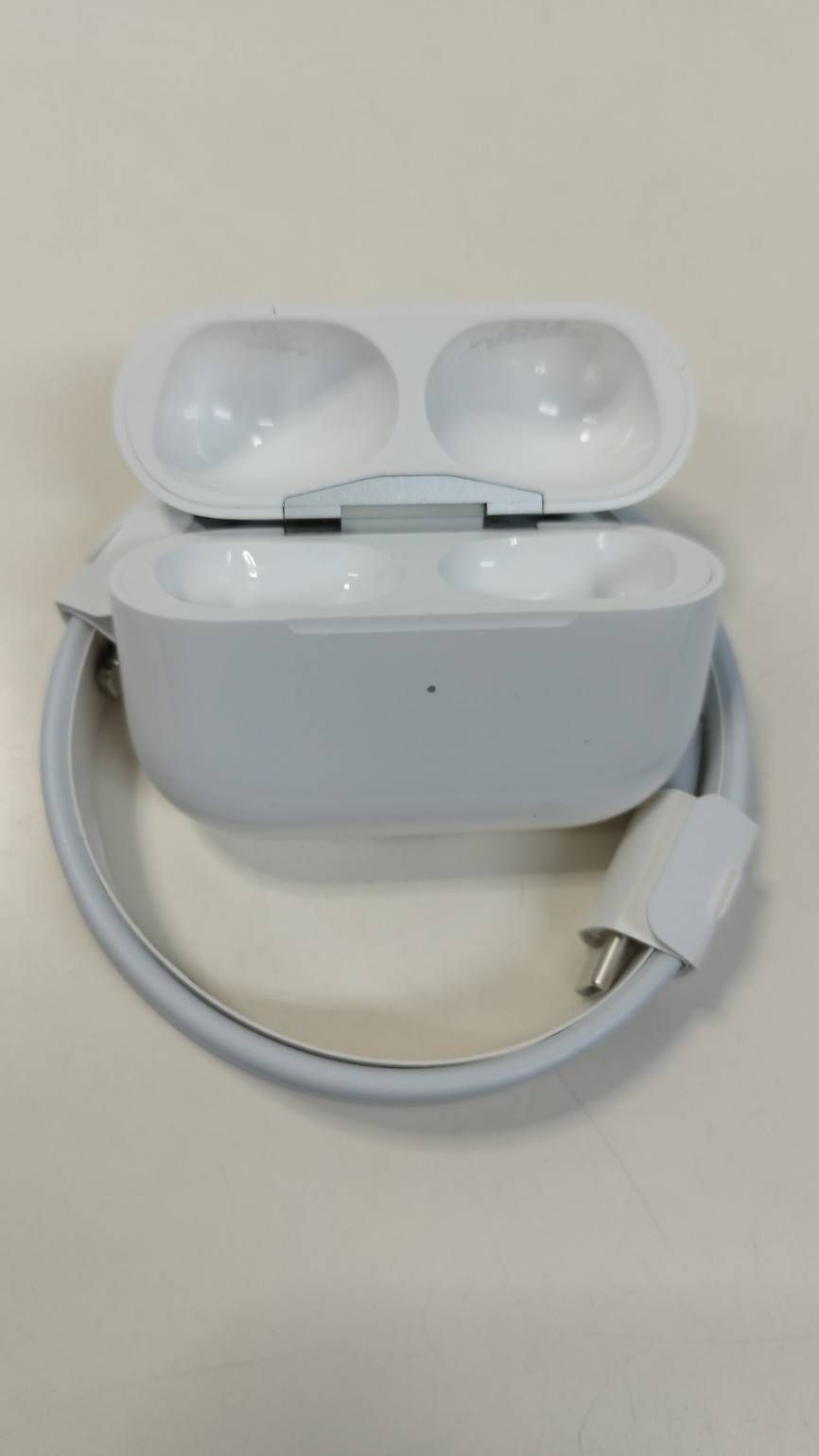 Apple AirPods Pro 第2世代/2022年発売 (A2700) 充電ケースのみ