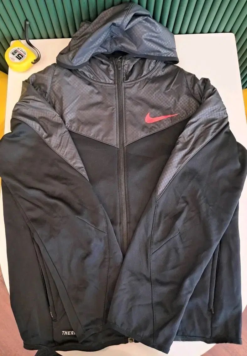 Nike(ナイキ） THERMA ー FIT フード ジップアップ 黒 - メルカリ