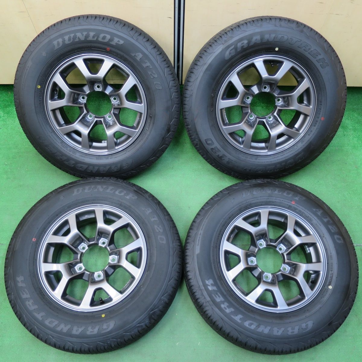 *送料無料* 新車外し！24年スズキ JB74W ジムニー シエラ 純正 195/80R15 ダンロップ AT20 グラントレック 15インチ PCD139.7/5H4071203イノ