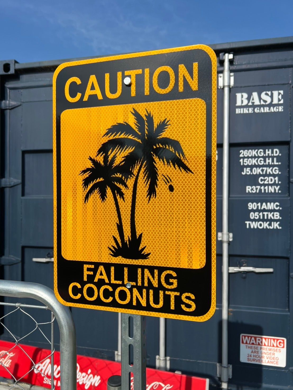 フォーリンココナッツロードサイン