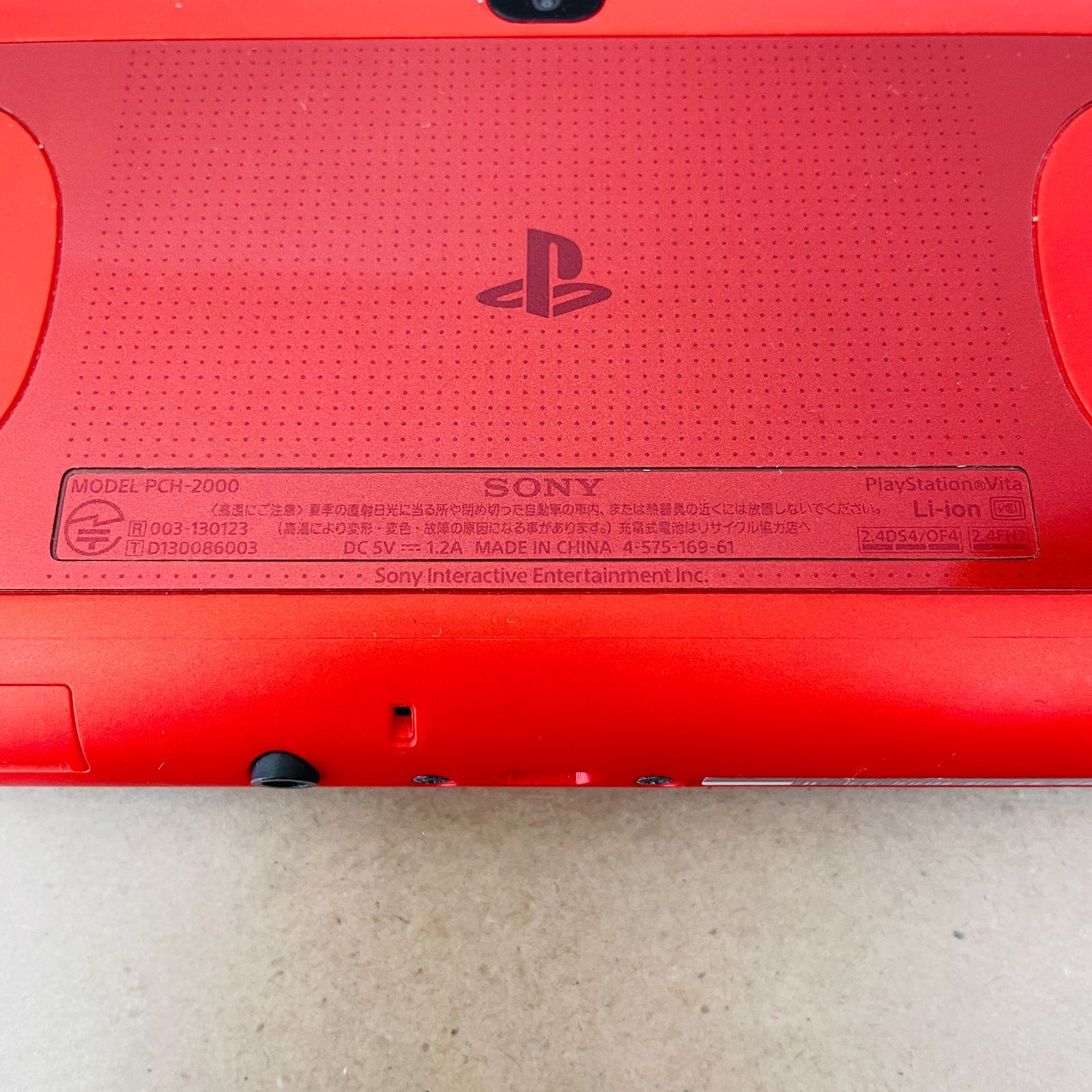 SONY PS Vita 赤色 Amazon.com: Sony PlayStation Vita 2000 Wi-Fi Metallic Red (Japan