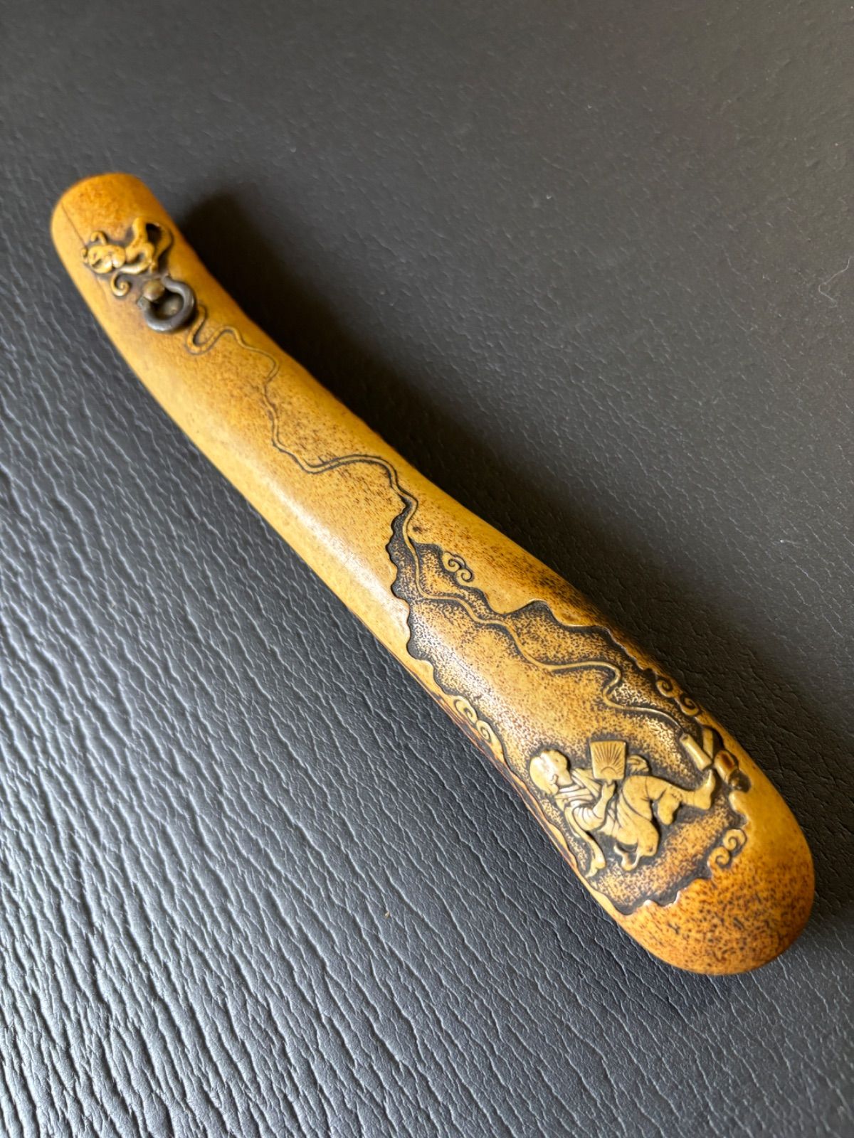 提げ物 キセル入れ 在銘 伯斎？ 骨製 人物紋様 骨董 (k70802