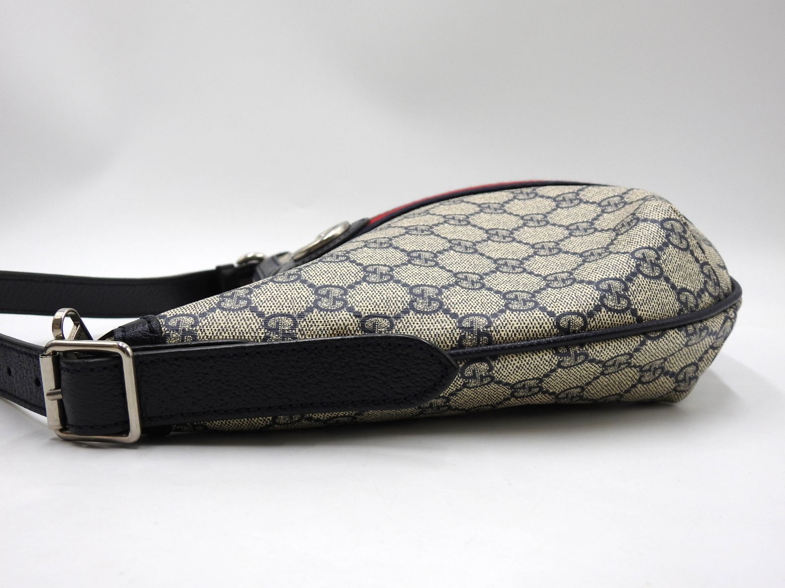 ベージュ ネイビー