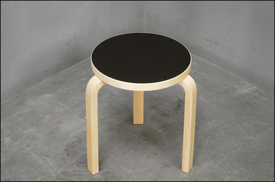 未使用 アルテック アルヴァ・アアルト スツール60 ブラックリノリウム 3本脚 楽天市場】【ポストカードプレゼント】【無料組立サービス 特典