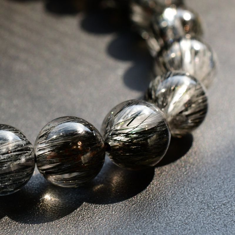 漆黒の針が渋カッコいい 虹入り