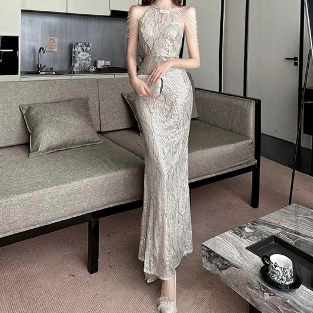 スパンコールにビジューがゴージャスなホルターネック