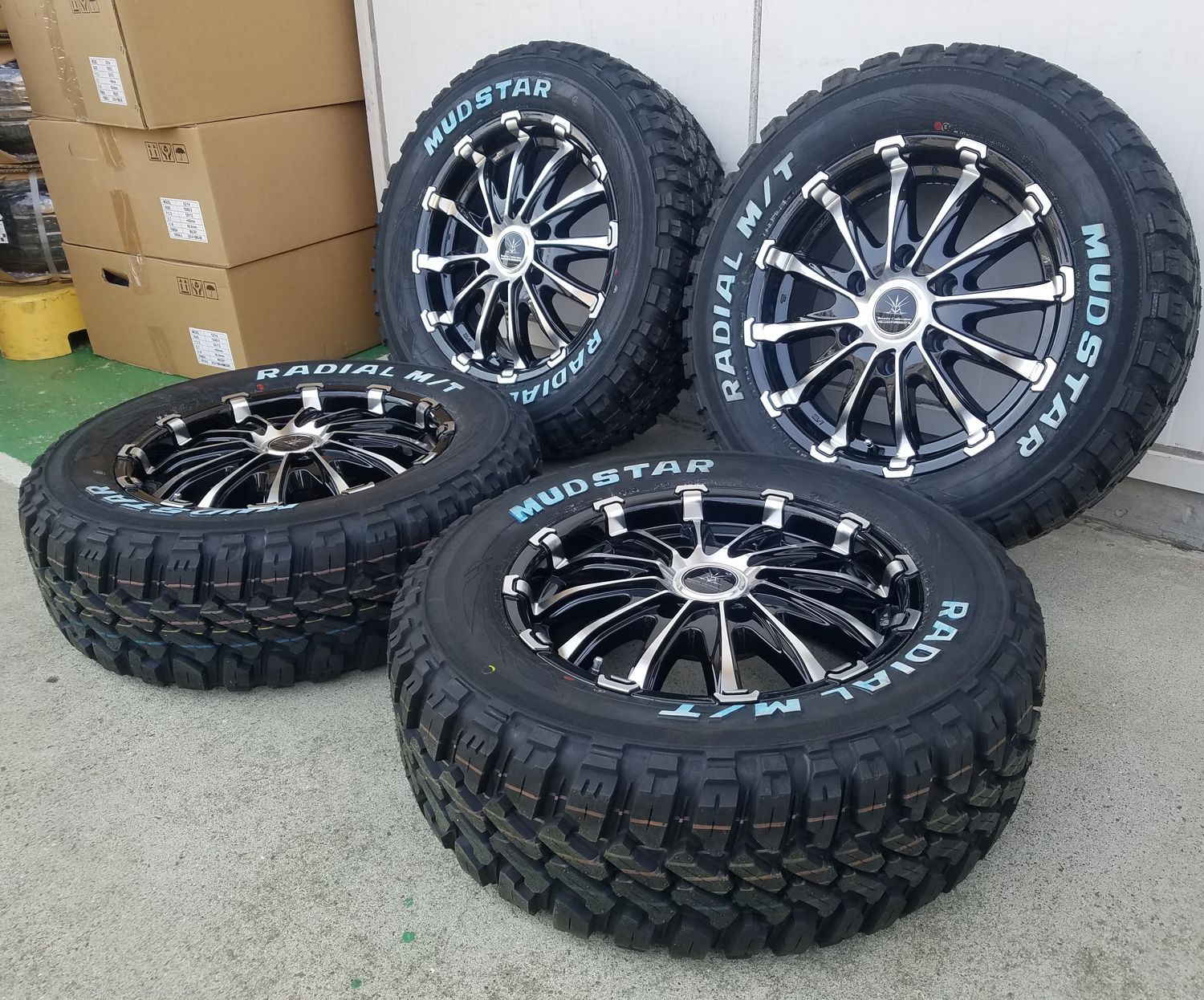 200系ハイエース レジアスエース タイヤホイールセット 17インチ Bounty Collection BD12 MUDSTAR Radial  M/T マッド 215/60R17 車検対応 - メルカリ