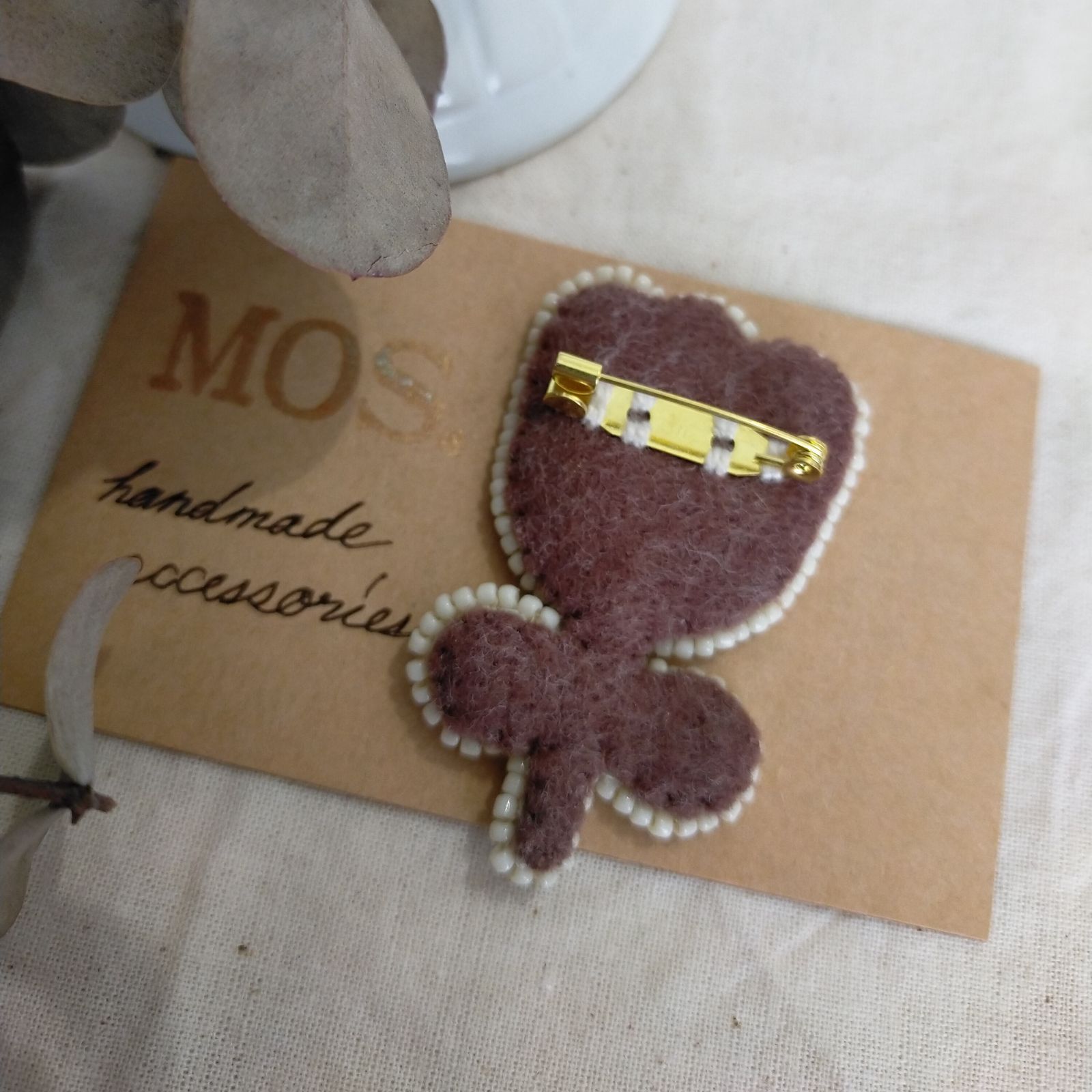手刺繍ブローチ チューリップ テキスタイル - メルカリ 