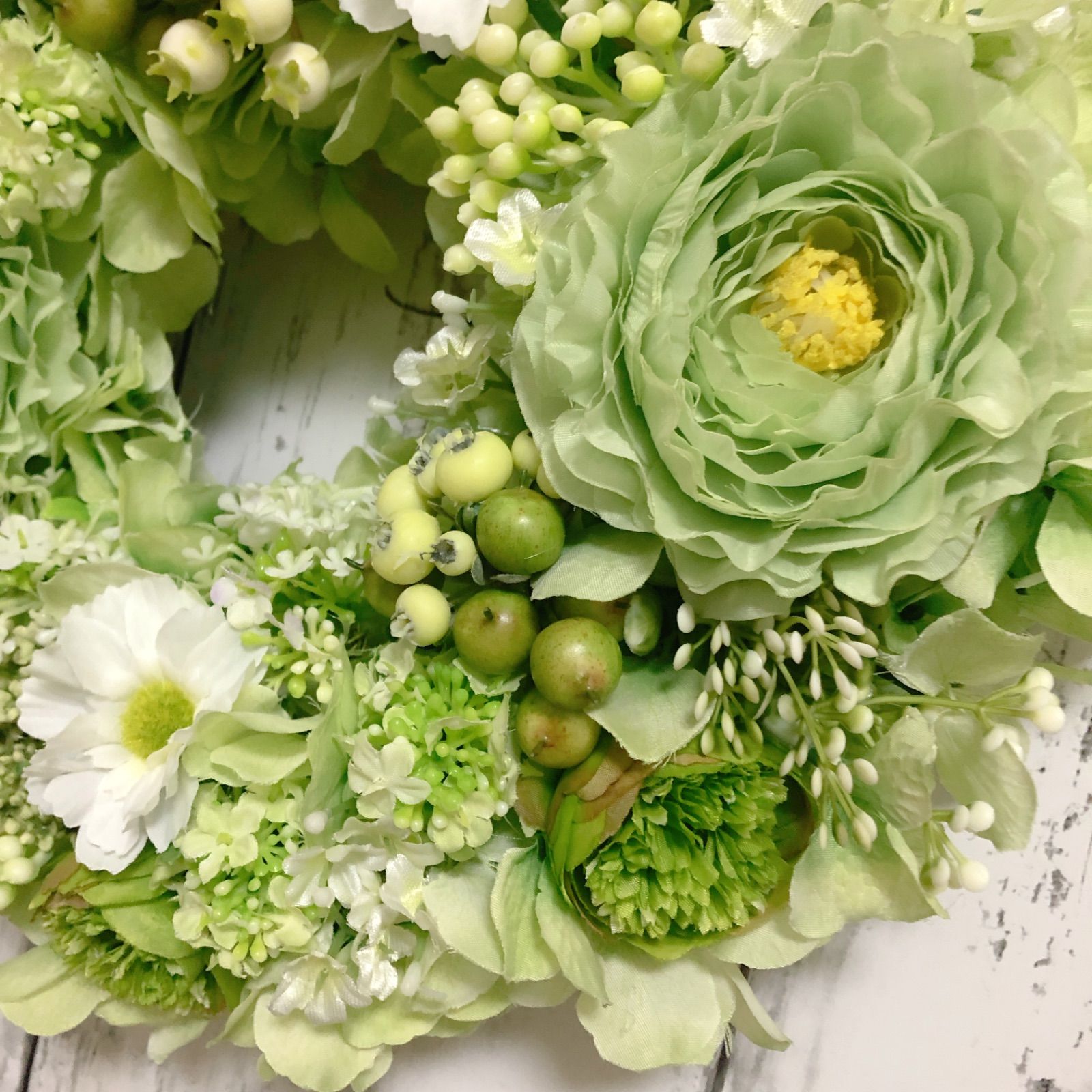 32cmラナンキュラス、バラ ピオニーとグリーンベリーと紫陽花の