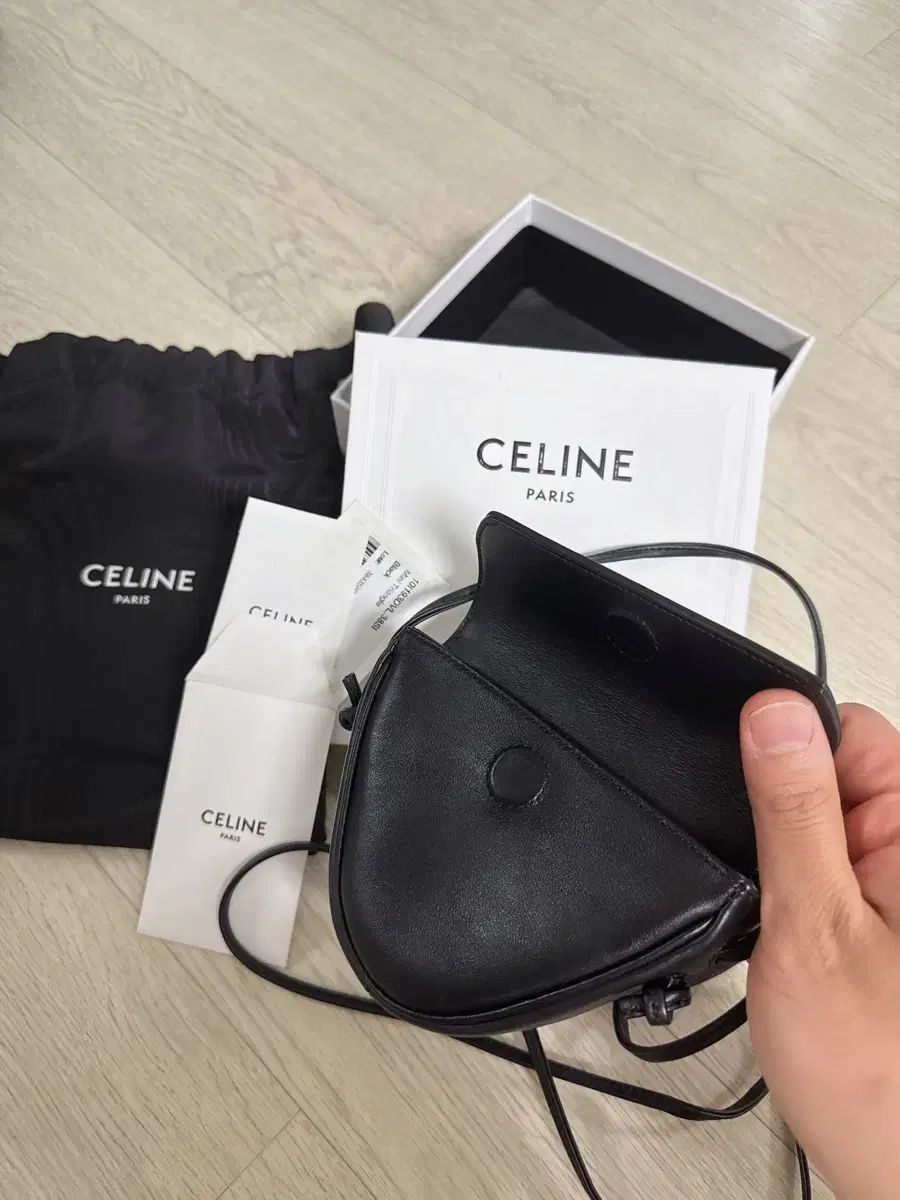 新品CELINE ブラック ショルダーバッグ 三角形 セリーヌ(CELINE