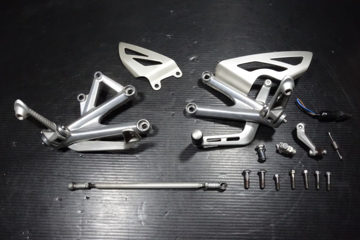 デイトナ675 メインステップ 左右 ブレーキペタル チェンジペダル シフトペダル トライアンフ 純正 TRIUMPH DAYTONA R20250217