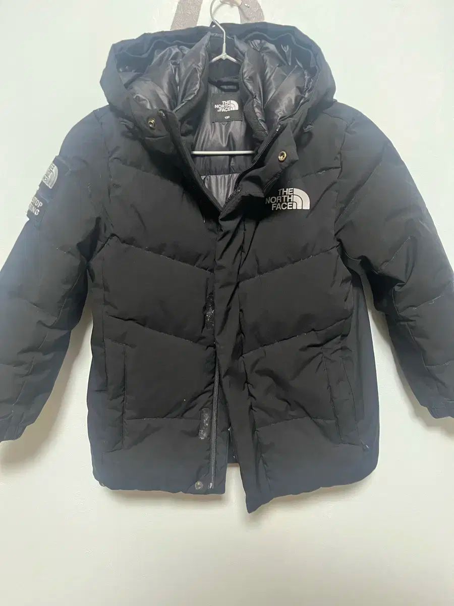 【雷市場（ポンジャン）商品韓国直送】 THE NORTH FACE(ザノースフェイス) キッズ 黒 パッド入りジャケット ( 130 )