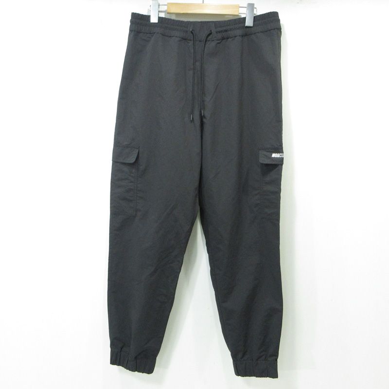 三重本店 MONCLER GENIUS モンクレールジニアス × FRAGMENT DESIGN フラグメントデザイン PANTALONE 21AW ロゴプリントカーゴイージーパンツ G209U2A ブラック サイズ M 108