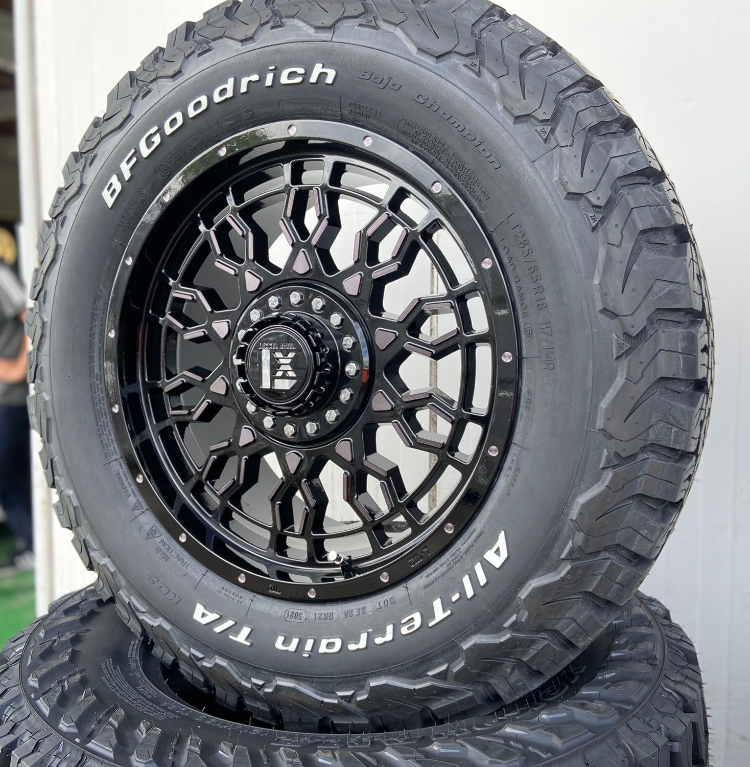 オフロード系 ランドクルーザー200系 セコイア タンドラ 18インチ LEXXEL PreDator プレデター BF Goodrich  ALLTERRAIN KO2 285/60R18 285/65R18