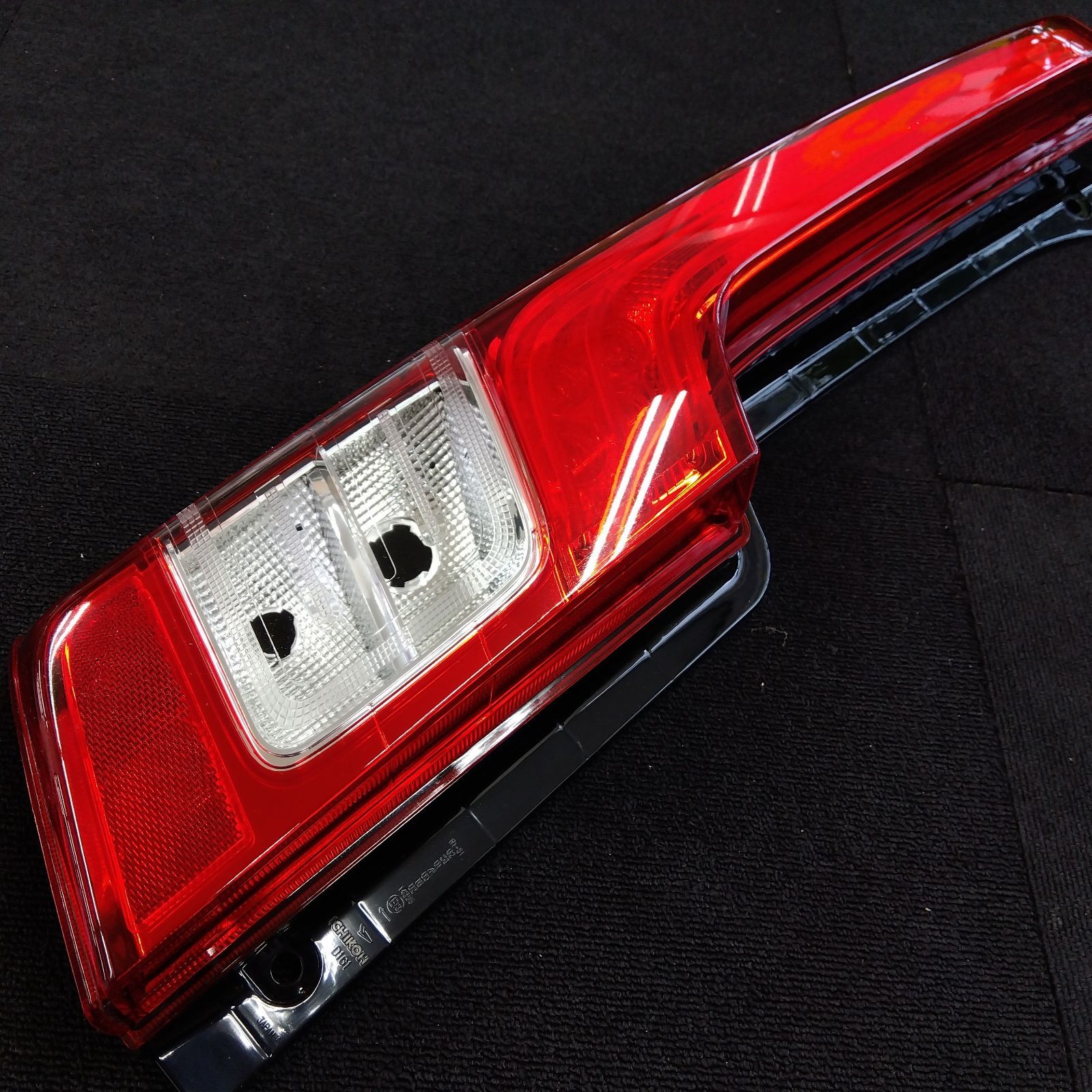 ダイハツ DAIHATSU 純正部品 テールランプレンズ LH 左側 ムーヴ 81561-B2340