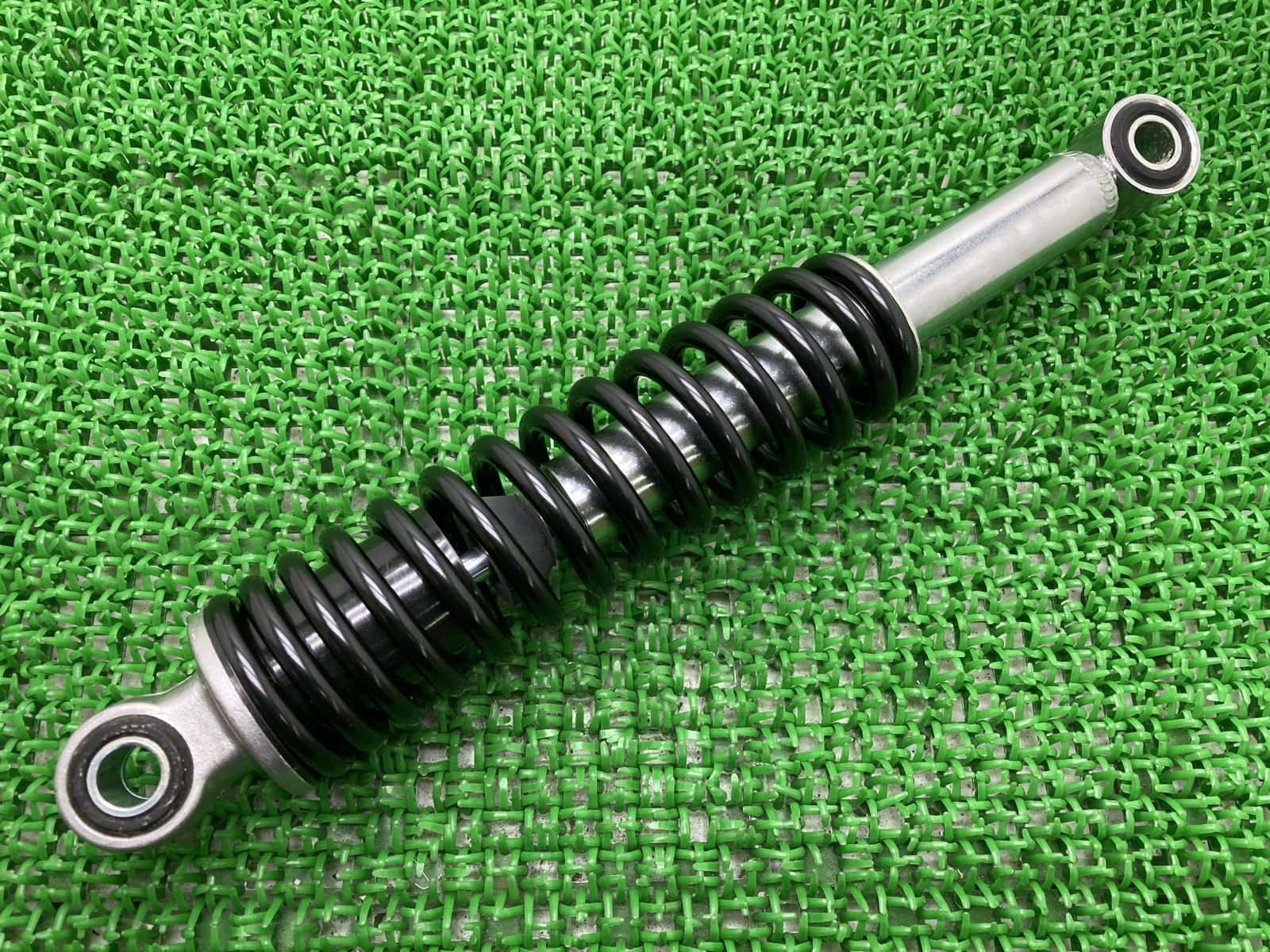 RG50 リアサスペンション 片側 62100-13020 スズキ 純正 新品 バイク 部品 未使用品 RG50E RG502 激レア 修復素材に 88 RG50 リアサスペンション 片側 在庫有 即納 スズキ 純正 新品 バイク