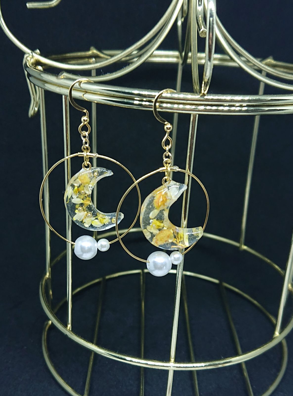 月とループの揺れるピアス ボタニカル風 推しカラー(黄)