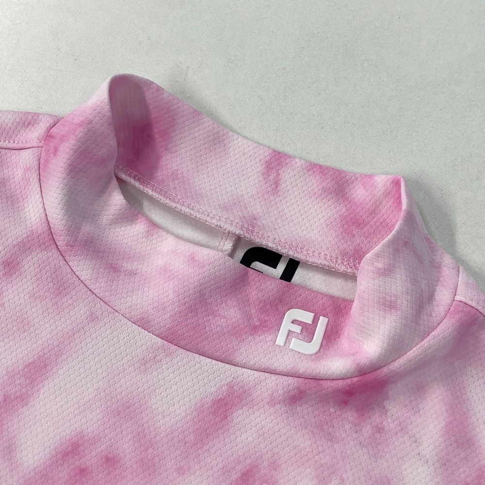 サイズ：L FOOT JOY フットジョイ 2024年モデル モックネック 半袖Tシャツ 総柄 ピンク系 [240101218448] ゴルフウェア レディース ストスト サイズ：L FOOT JOY フットジョイ 2024年モデル モックネック