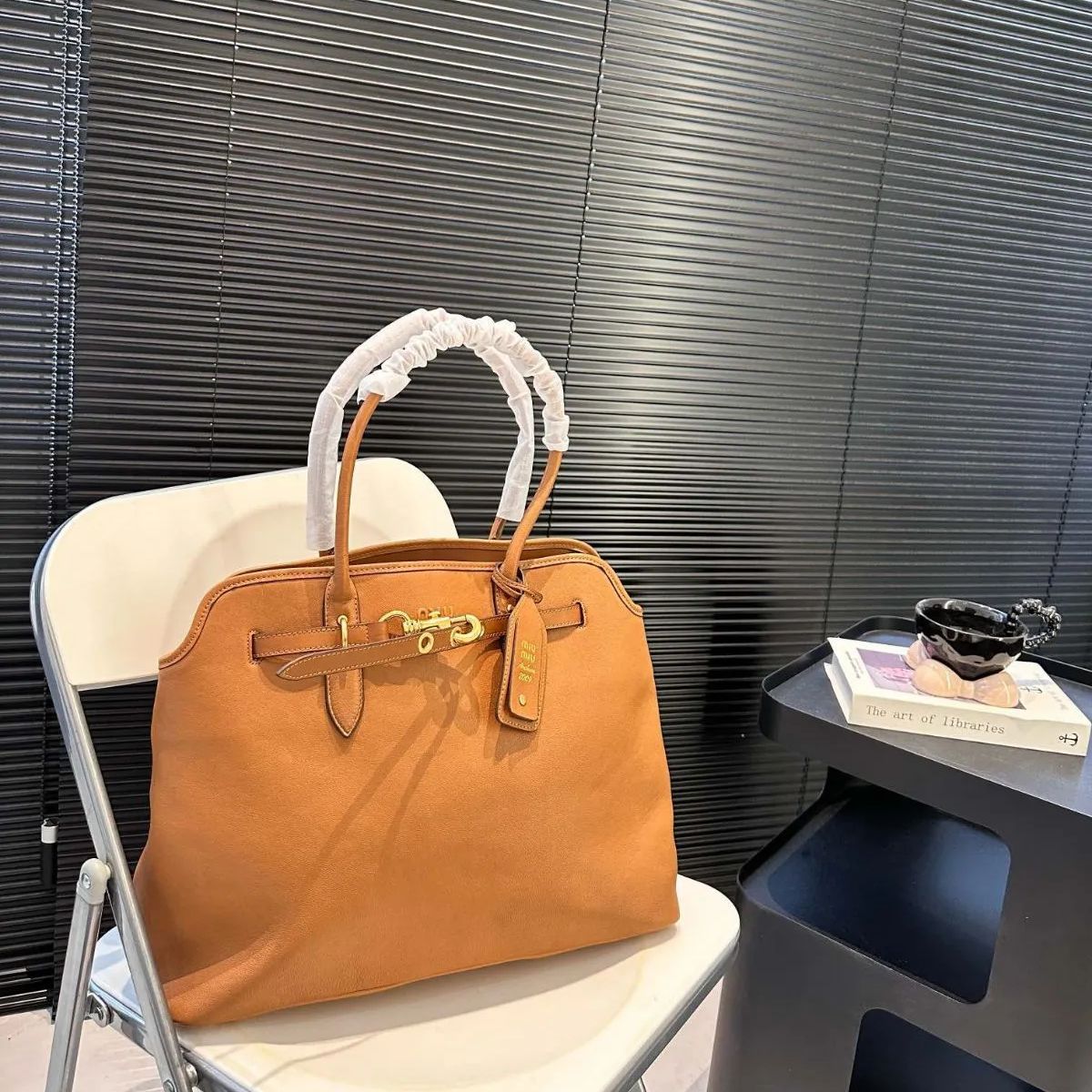 新品 miumiuスタイリッシュトートバッグ脇バッグ大容量ショルダー  