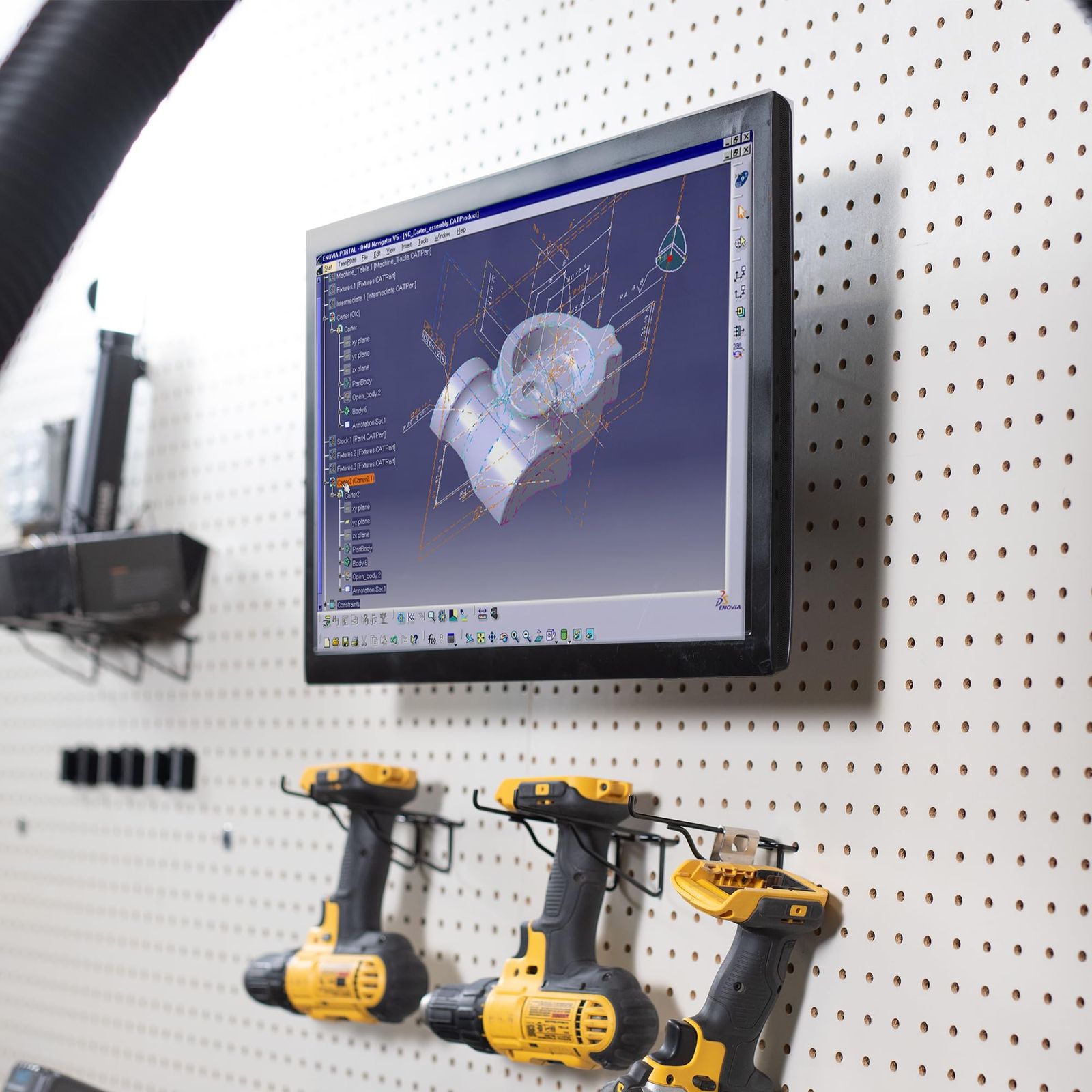 連結式シングルモニターペグボードマウント 最大32インチのスクリーンと厚さ0.25インチまでのペグボードに対応