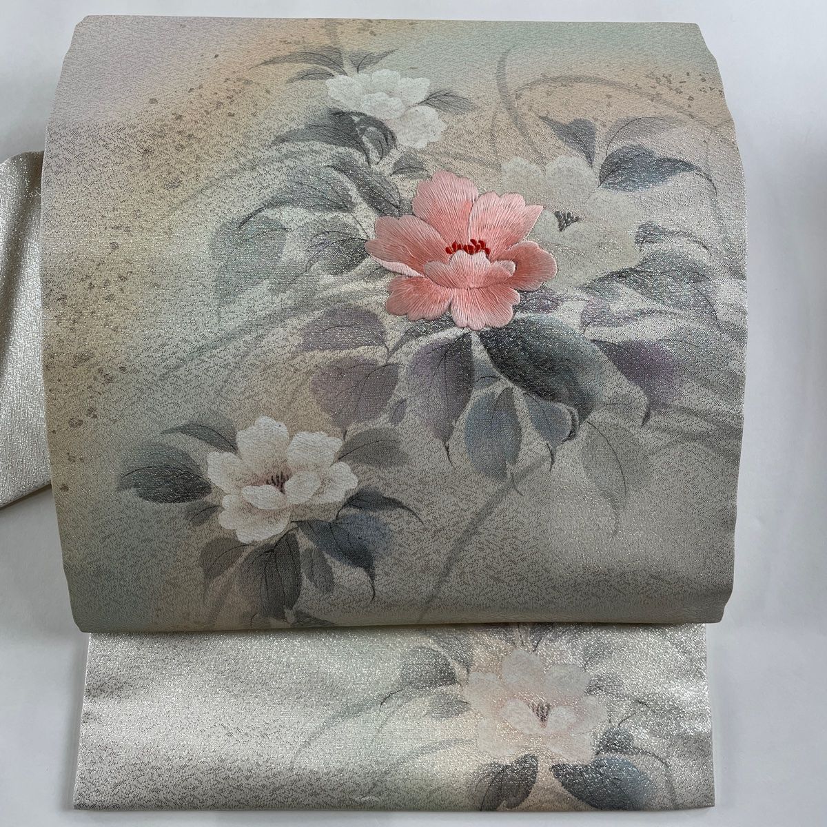 名古屋帯 優品 御所車 草花 古く 箔 刺繍 銀色 正絹 中古 売買された  