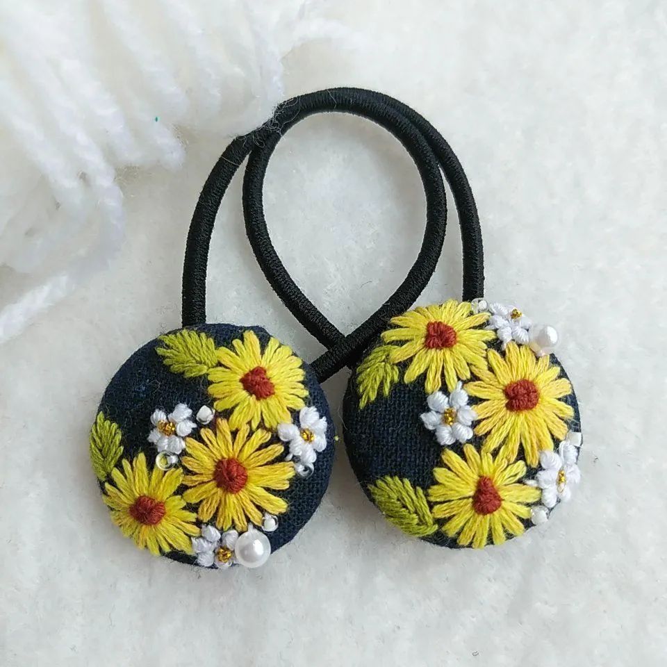 エメラルドグリーンハイビスカス☆手刺繍☆2.7センチくるみボタン