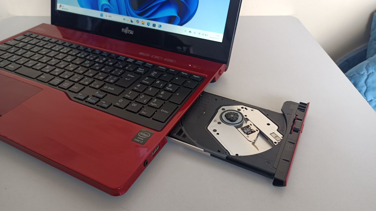 ノートパソコンFUJITSU Core i7 SSD 256G Blu-ray win11 office